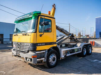 صورة ل شاحنات مع هوك 2003 مرسيدس بنز Actros 2635 للبيع في إستونيا