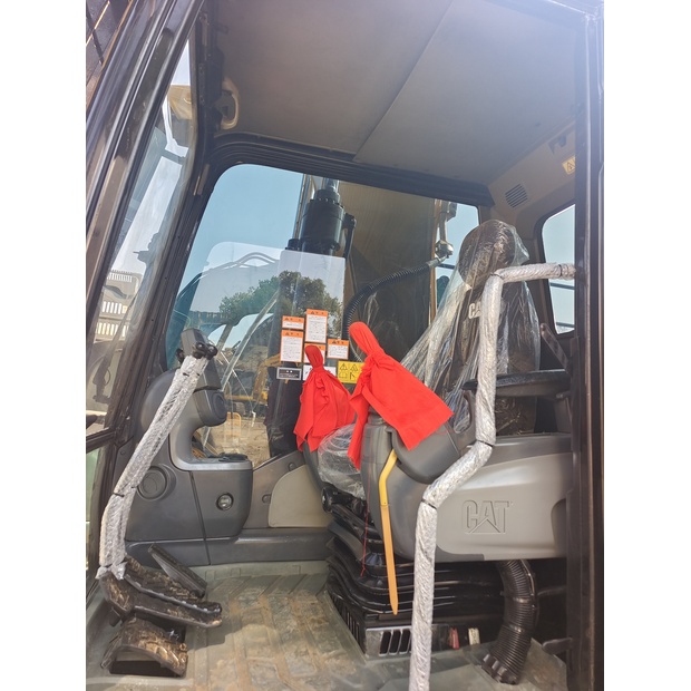 2025 Caterpillar 320D2L-46064977