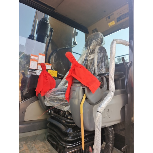 2025 Caterpillar 320D2L-46064979