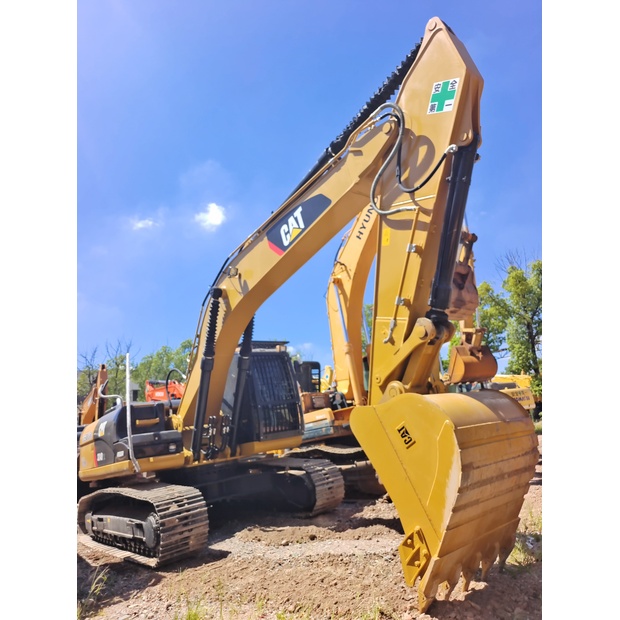 2025 Caterpillar 324D2L-46085416