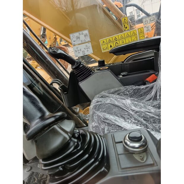 2025 Caterpillar 330GC-46086312