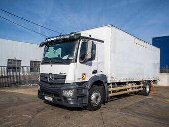 صورة ل شاحنات صندوقية 2014 مرسيدس بنز Antos 1827