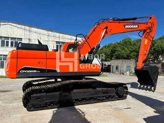 صورة ل حفارات مجنزرة 2023 دووسان DX225