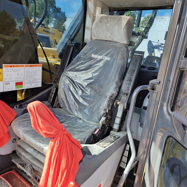 2025 كوماتسو PC240LC-8-46126873