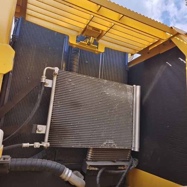 2025 كوماتسو PC240LC-8-46126877