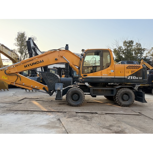 2024 Hyundai 210W-9T-46127305