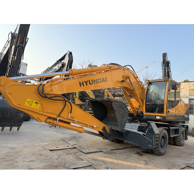 2024 Hyundai 210W-9T-46127311