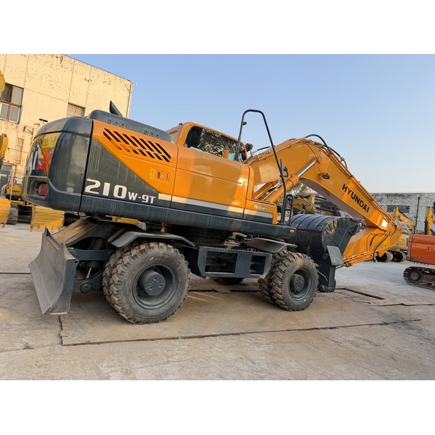 2024 Hyundai 210W-9T-46127314