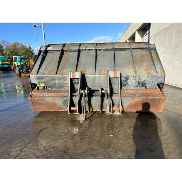 2012 كيومنز 144-46131807