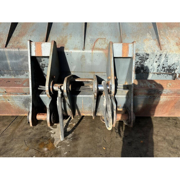 2012 كيومنز 144-46131812