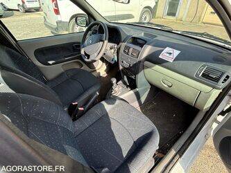 2002-renault-clio-1434788-46147390