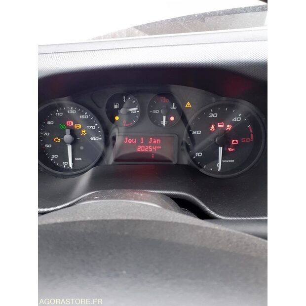 2017 Iveco 35S14N-46147569