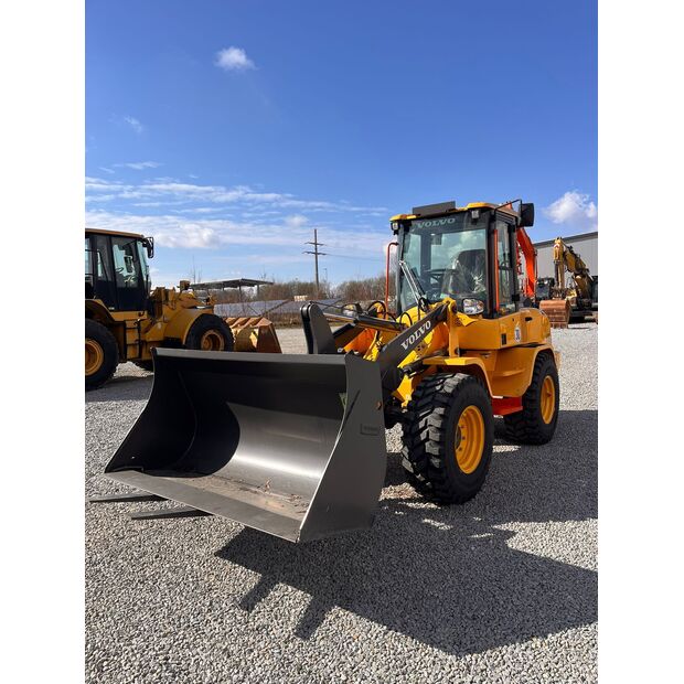 2026 فولفو L30HS-46157420