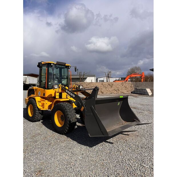 2026 فولفو L30HS-46157450