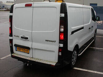 2018-renault-trafic-1435369-46171600