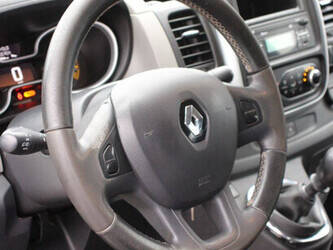 2016-renault-trafic-1435379-46172026