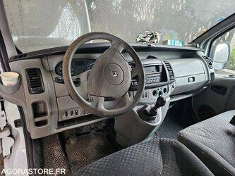 2010-renault-trafic-1435532-46186613