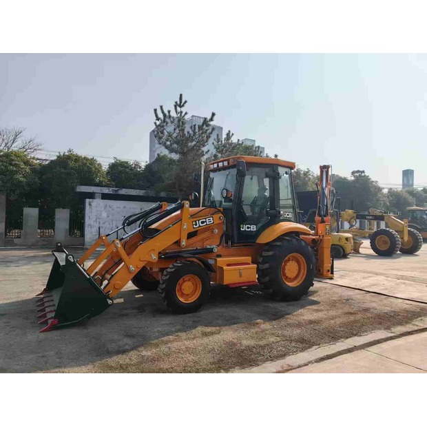 2022 جيه سي بي 3CX-46189729