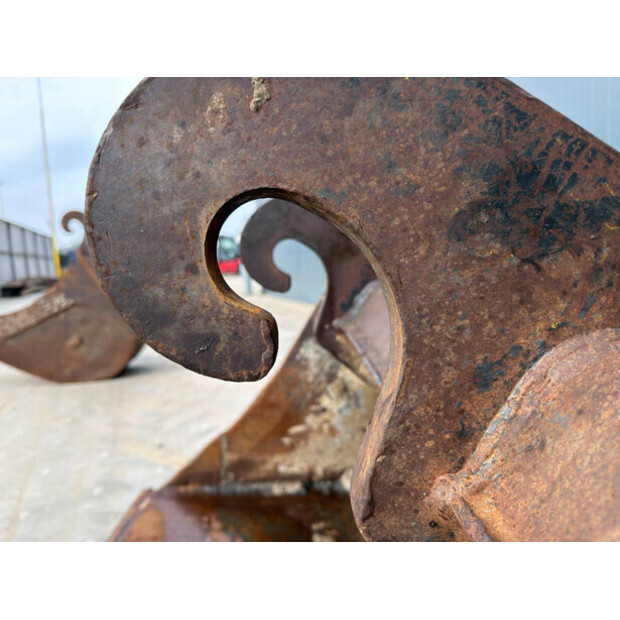 2011 فيراكتيرت CW40-46230275