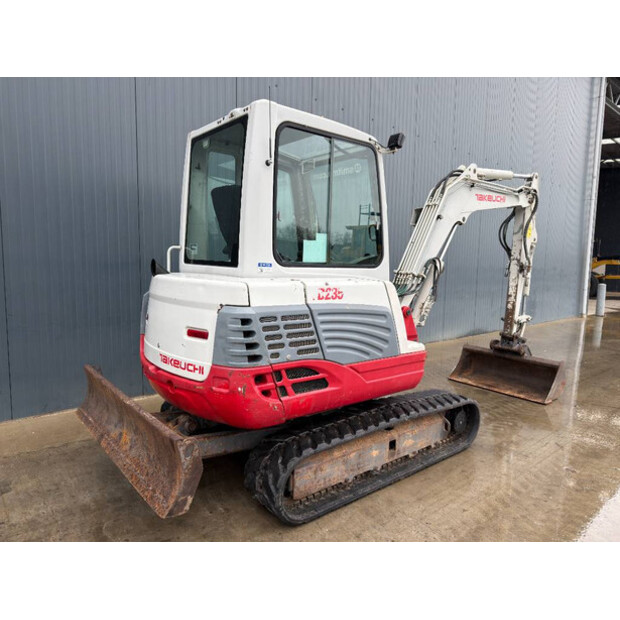 2010 TAKEUCHI TB235-46248400
