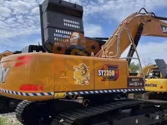 صورة ل حفارات مجنزرة 2024 ساني SY235H