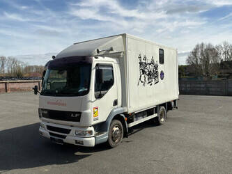 صورة ل شاحنات الرافعات 2006 داف LF45.180