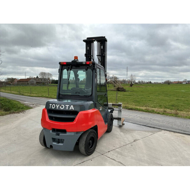 2015 تويوتا 40-8FD35N-46266218