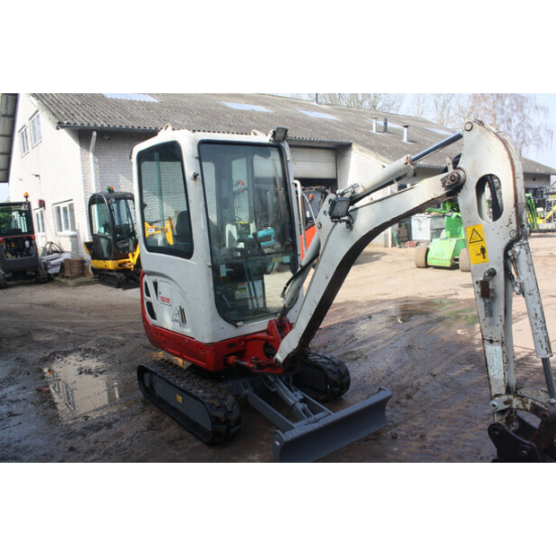 2016 تاكوتشي TB216-46266500