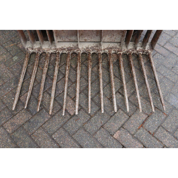 2011 Knikmops 90-46266661