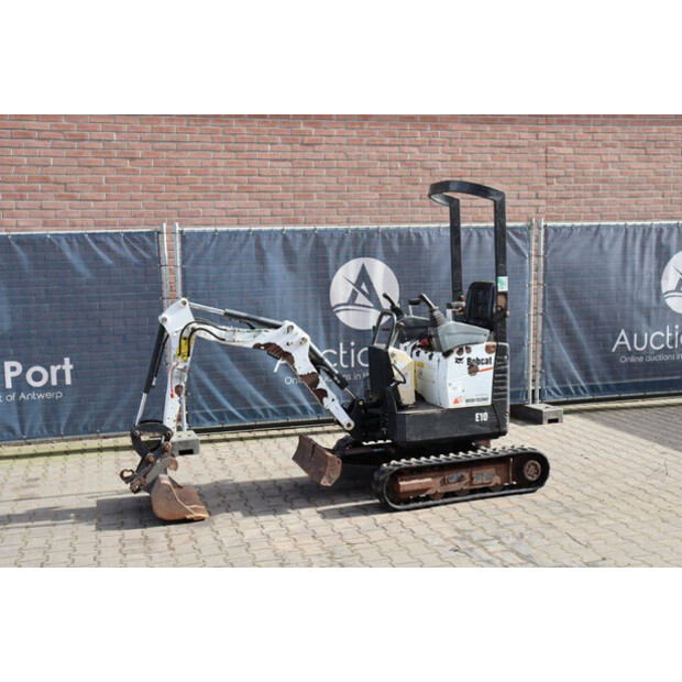 2016 بوبكات E10-46266891