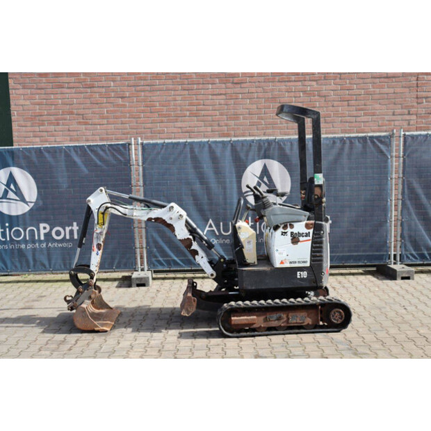 2016 بوبكات E10-46266892