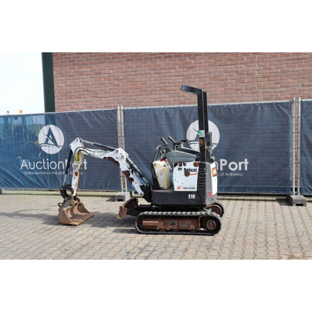 2016 بوبكات E10-46266893