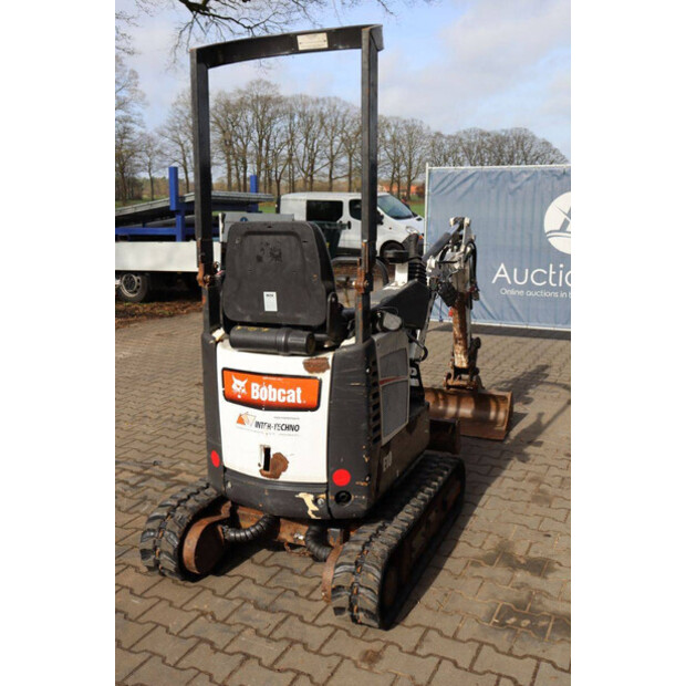 2016 بوبكات E10-46266896