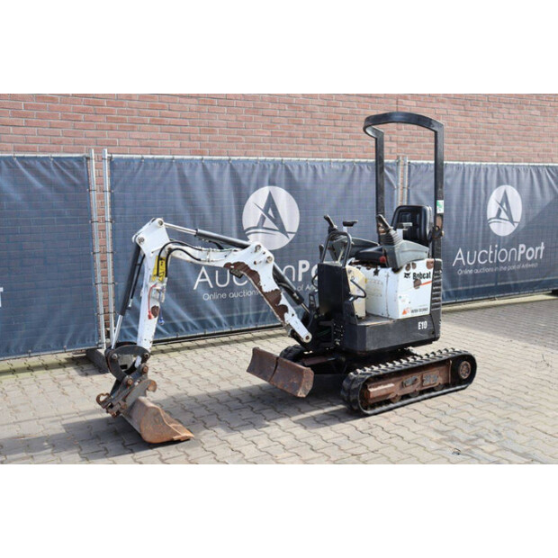 2016 بوبكات E10-46266899