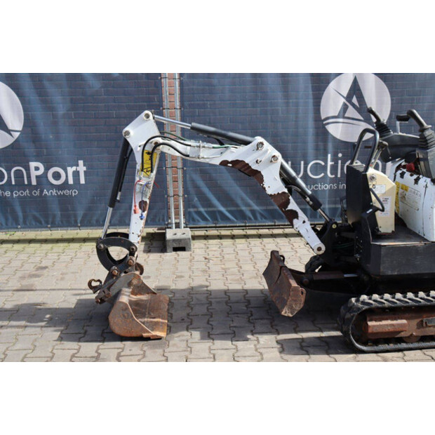 2016 بوبكات E10-46266900