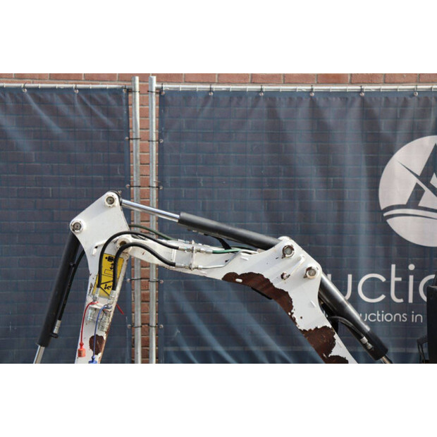 2016 بوبكات E10-46266902