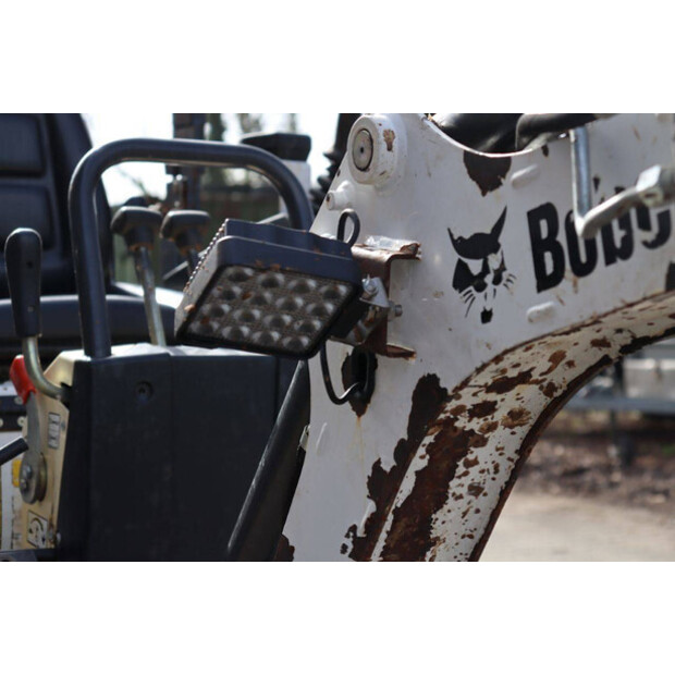 2016 بوبكات E10-46266906