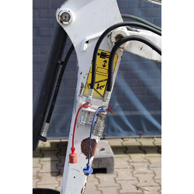 2016 بوبكات E10-46266907