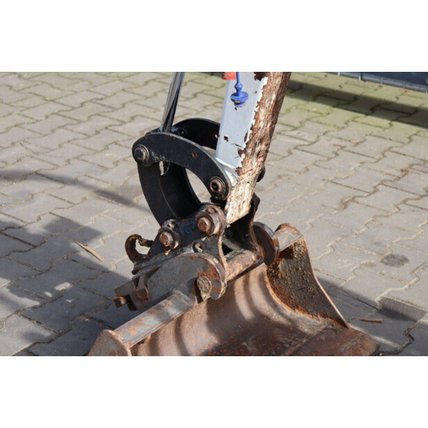 2016 بوبكات E10-46266910