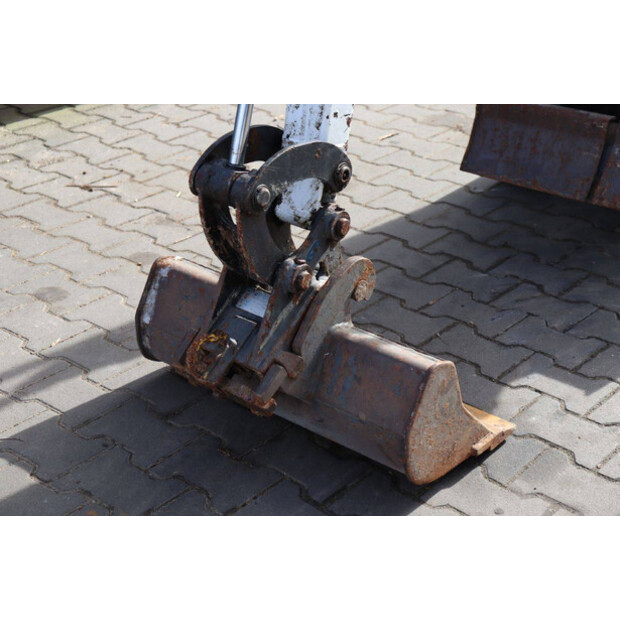 2016 بوبكات E10-46266911