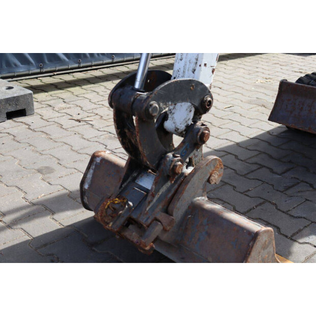 2016 بوبكات E10-46266912