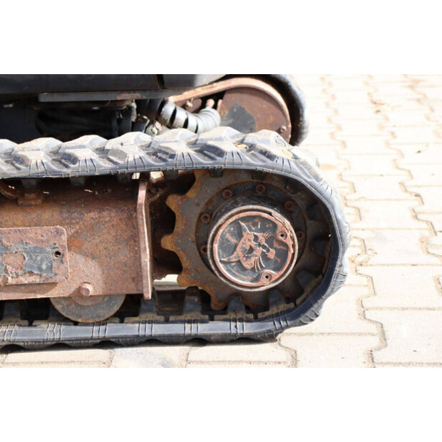 2016 بوبكات E10-46266914