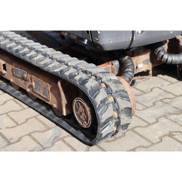 2016 بوبكات E10-46266915