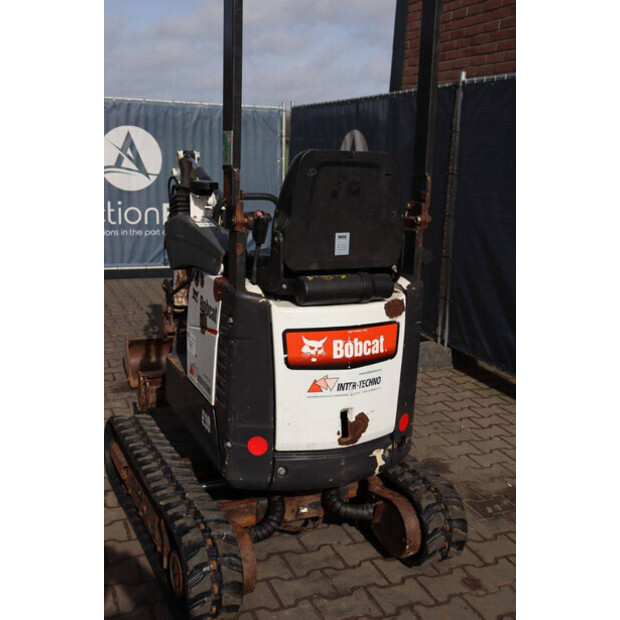 2016 بوبكات E10-46266918