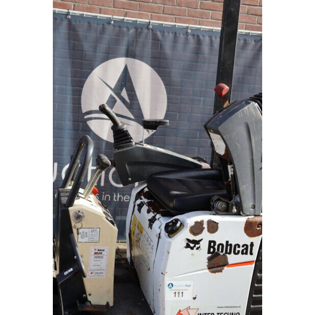 2016 بوبكات E10-46266923