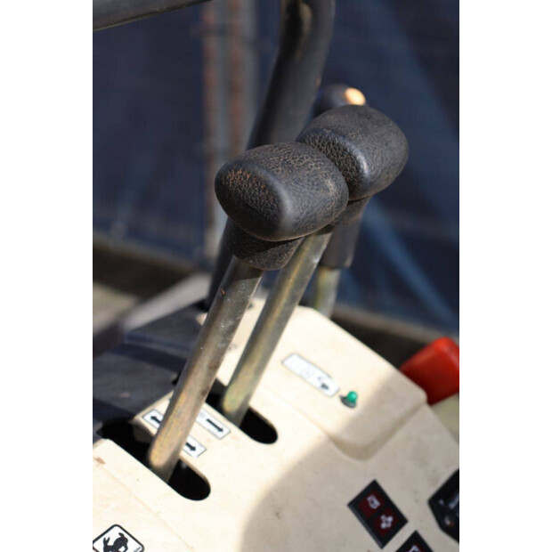 2016 بوبكات E10-46266926