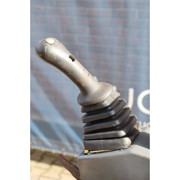 2016 بوبكات E10-46266928