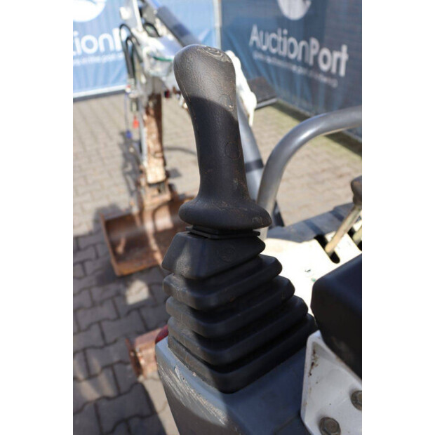 2016 بوبكات E10-46266930