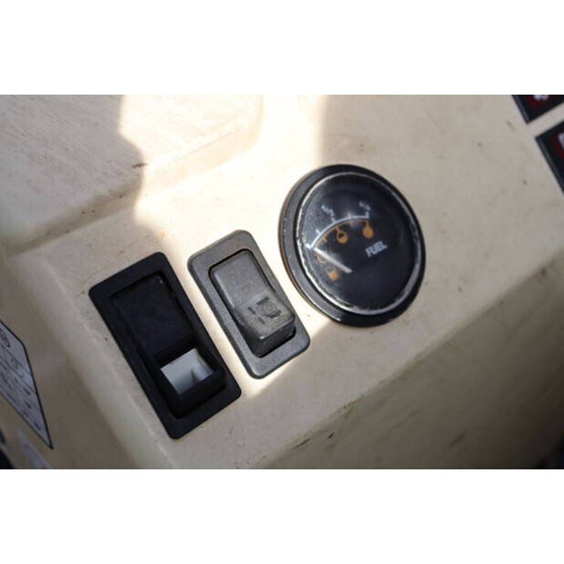 2016 بوبكات E10-46266932