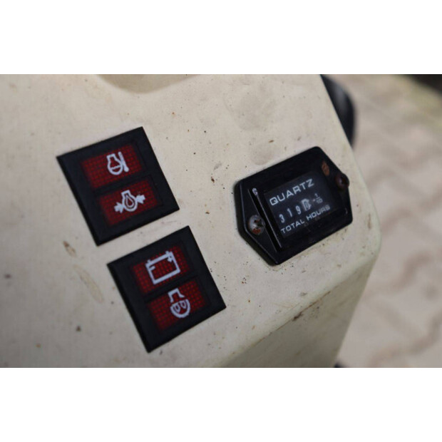 2016 بوبكات E10-46266933